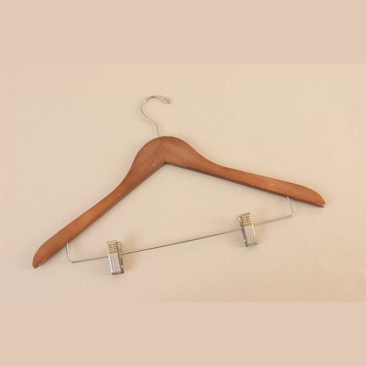 Вешалка 45см дерево тёмн с прищепками (1/120)