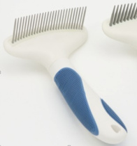 Расческа-пуходёрка д/животных "ЛАПУСИКИ", коллекция БРО,прорез.ручка, цв.бел./гол.,11.5*16.5см(1/12)