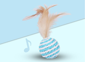 Игрушка - мячик для кошек "ИГРУЛИК", перышко,d-5см, длина 10см (пакет с подвесом)(1/1)